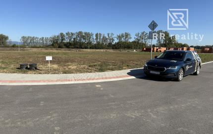 REZERVOVANÉ - Stavebný pozemok 672m2, všetky IS, asfaltová cesta