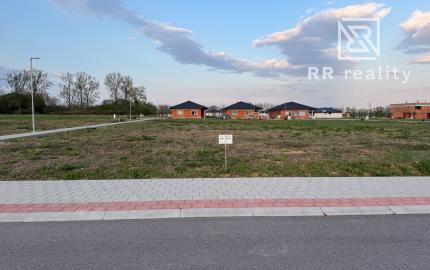 Stavebný pozemok 684m2, všetky IS, asfaltová cesta