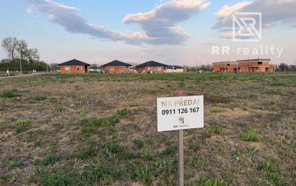 Stavebný pozemok 684m2, všetky IS, asfaltová cesta