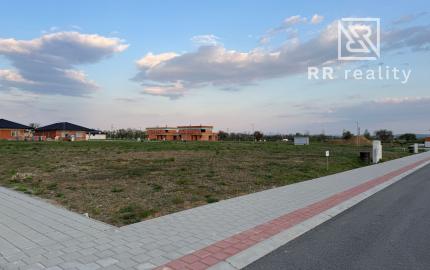 Stavebný pozemok 684m2, všetky IS, asfaltová cesta