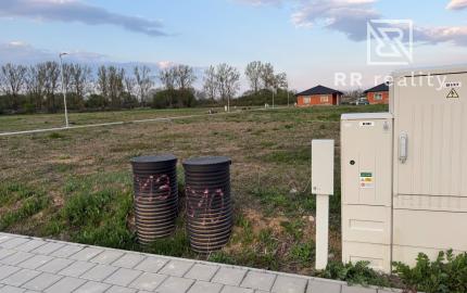 Stavebný pozemok 684m2, všetky IS, asfaltová cesta