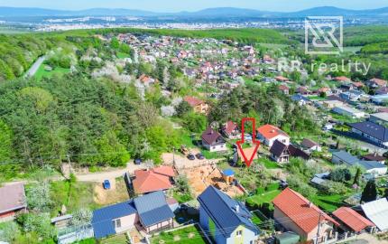 Chata v Baške len 6km od KE, pozemok s IS aj na výstavbu RD