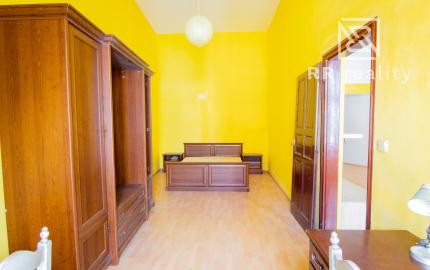 PREDANÉ - 3-izbový byt s krbom, 90 m2, centrum (Mäsiarska ul.)