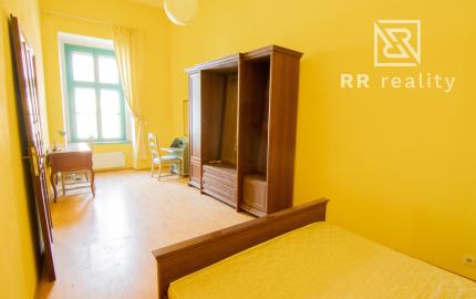 PREDANÉ - 3-izbový byt s krbom, 90 m2, centrum (Mäsiarska ul.)