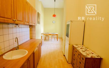 PREDANÉ - 3-izbový byt s krbom, 90 m2, centrum (Mäsiarska ul.)