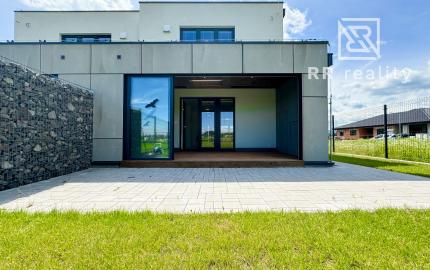 Skolaudovaná novostavba 2-podlažného RD 140m2, všetky IS