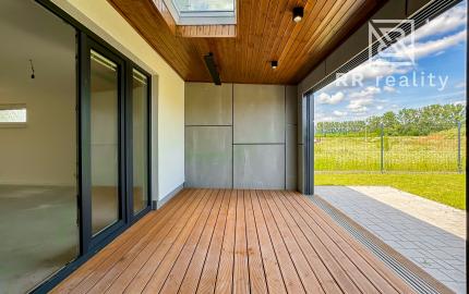 Skolaudovaná novostavba 2-podlažného RD 140m2, všetky IS