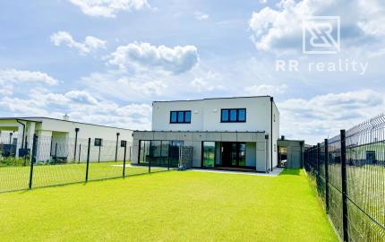 Skolaudovaná novostavba 2-podlažného RD 140m2, všetky IS