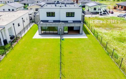 Skolaudovaná novostavba 2-podlažného RD 140m2, všetky IS
