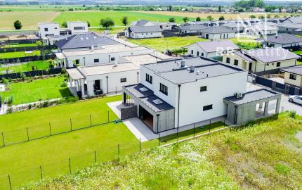 Skolaudovaná novostavba 2-podlažného RD 140m2, všetky IS