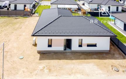 PREDANÉ - NOVÉ MOKRANCE - RD bungalov 140m2, TČ a rekuperácia v cene