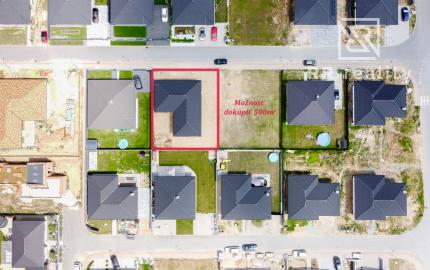 PREDANÉ - NOVÉ MOKRANCE - RD bungalov 140m2, TČ a rekuperácia v cene