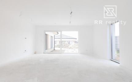 PREDANÉ - NOVÉ MOKRANCE - RD bungalov 140m2, TČ a rekuperácia v cene