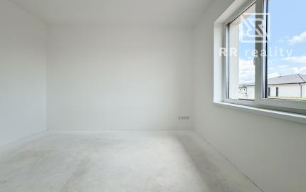 PREDANÉ - NOVÉ MOKRANCE - RD bungalov 140m2, TČ a rekuperácia v cene