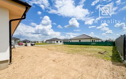 PREDANÉ - NOVÉ MOKRANCE - RD bungalov 140m2, TČ a rekuperácia v cene