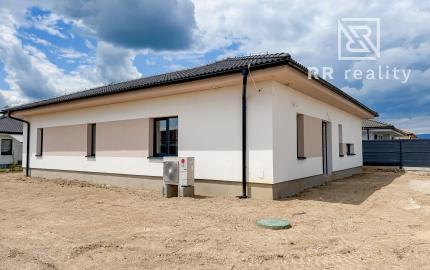 PREDANÉ - NOVÉ MOKRANCE - RD bungalov 140m2, TČ a rekuperácia v cene