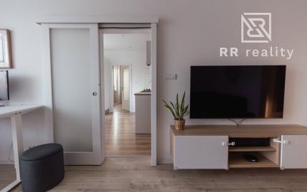 PREDANÉ - 3 izbový byt po kompletnej rekonštrukcii - Karpatská ul.