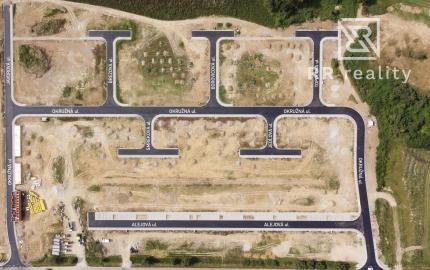 Stavebné pozemky-hotové všetky IS, chodníky, asfaltové cesty