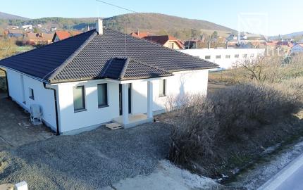 ĎURKOV, novostavba RD na kľúč, pozemok 600m2, komplet IS, TČ