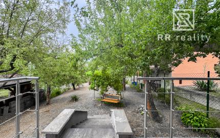 Sokoľ - murovaná chata so záhradou pri lese len 9km od Košíc