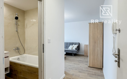 PREDANÉ - 1-izbový byt, TERASA - Tr. SNP, nová rekonštrukcia