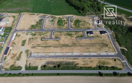 Stavebné pozemky-hotové všetky IS, chodníky, asfaltové cesty