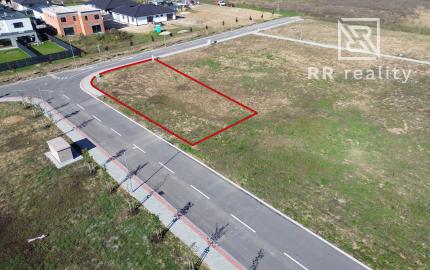 REZERVOVANÉ - Stavebný pozemok 672m2, všetky IS, asfaltová cesta