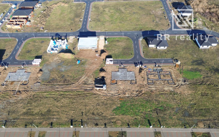 Stavebné pozemky-hotové všetky IS, chodníky, asfaltové cesty