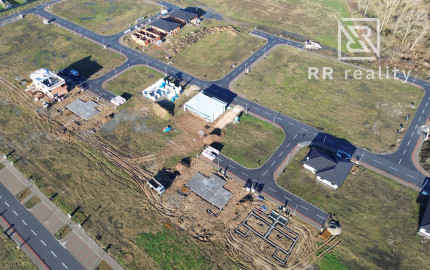 Stavebné pozemky-hotové všetky IS, chodníky, asfaltové cesty