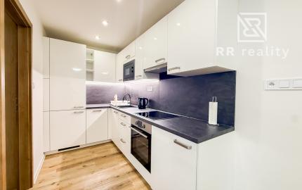 Na prenájom priestranný 2-izbový byt s balkónom, MOLDAVSKÁ