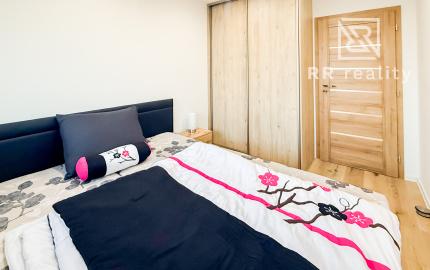 Na prenájom priestranný 2-izbový byt s balkónom, MOLDAVSKÁ