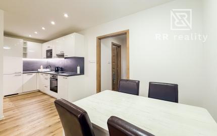 Na prenájom priestranný 2-izbový byt s balkónom, MOLDAVSKÁ