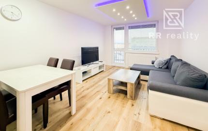 Na prenájom priestranný 2-izbový byt s balkónom, MOLDAVSKÁ