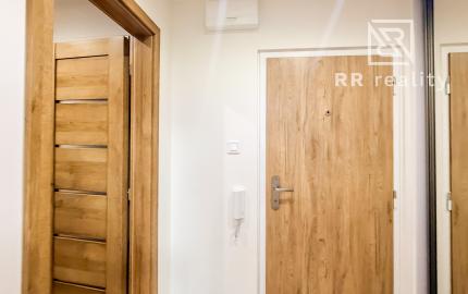 Na prenájom priestranný 2-izbový byt s balkónom, MOLDAVSKÁ