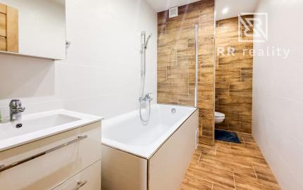 Na prenájom priestranný 2-izbový byt s balkónom, MOLDAVSKÁ