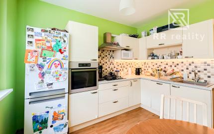 Na predaj priestranný  3-izb. byt na Ťahanovciach s balkónom