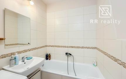 Na predaj priestranný  3-izb. byt na Ťahanovciach s balkónom