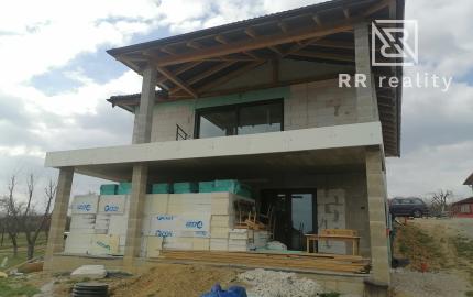 Novostavba RD v centre obce Šemša