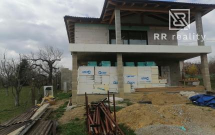 Novostavba RD v centre obce Šemša