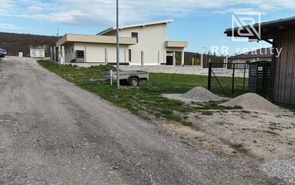 NA PREDAJ- pozemok v obci Šemša, 805m2