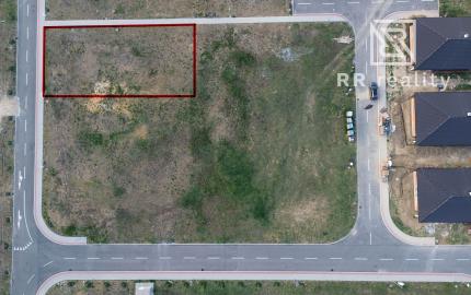 Stavebný pozemok 684m2, všetky IS, asfaltová cesta