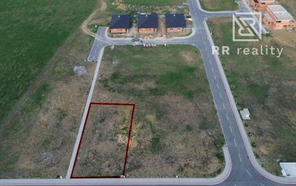 Stavebný pozemok 684m2, všetky IS, asfaltová cesta