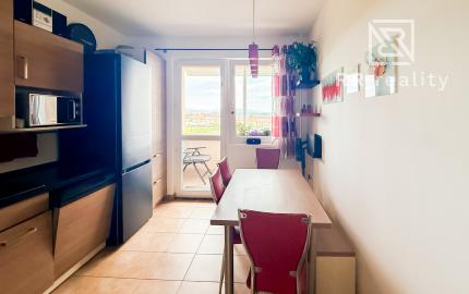 Na predaj veľký 3-izbový byt po rekonštrukcii na KVP