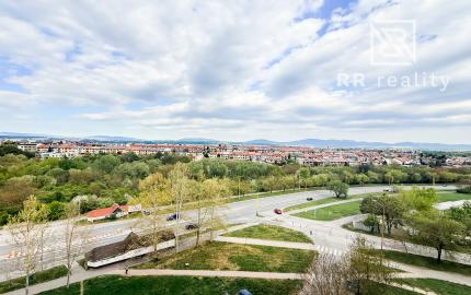 Na predaj veľký 3-izbový byt po rekonštrukcii na KVP