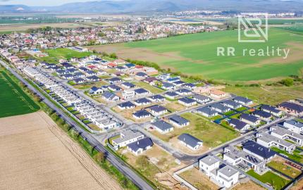 PREDANÉ - Novostavba 4i RD, NOVÉ MOKRANCE, všetky IS, asfaltové cesty