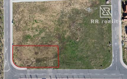 Stavebný pozemok 672m2, všetky IS, asfaltová cesta