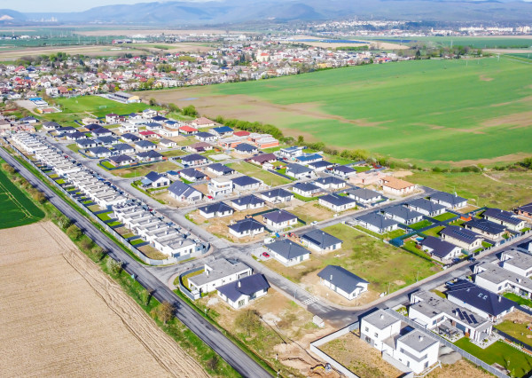 PREDANÉ - Novostavba 4i RD, NOVÉ MOKRANCE, všetky IS, asfaltové cesty