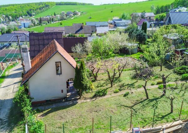 Chata v Baške len 6km od KE, pozemok s IS aj na výstavbu RD