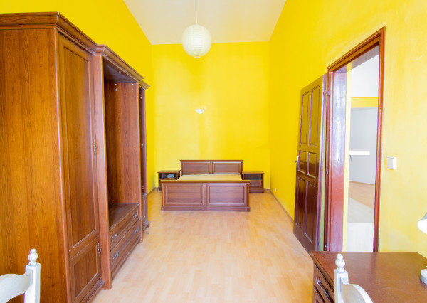 PREDANÉ - 3-izbový byt s krbom, 90 m2, centrum (Mäsiarska ul.)