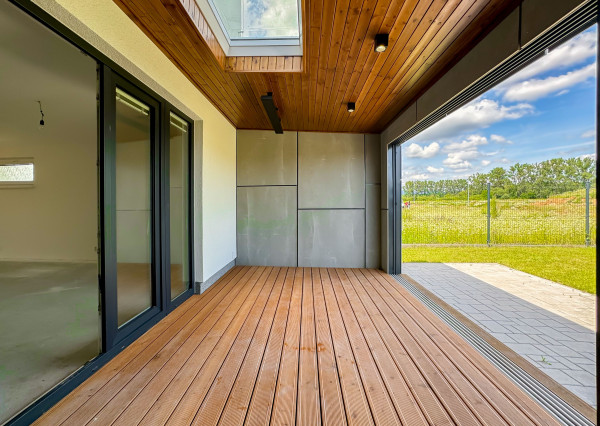 Skolaudovaná novostavba 2-podlažného RD 140m2, všetky IS